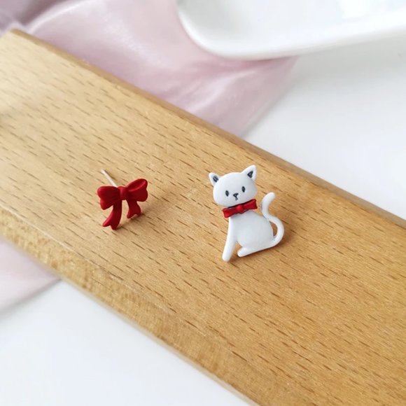 White Kitten With Bow Earrings - Picture 2 of 5